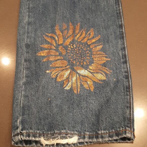 Flamingo Distressed Jeans with Decals NWT - Picture 10 of 12